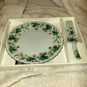 Andrea by Sadek vineyard cake plate and server